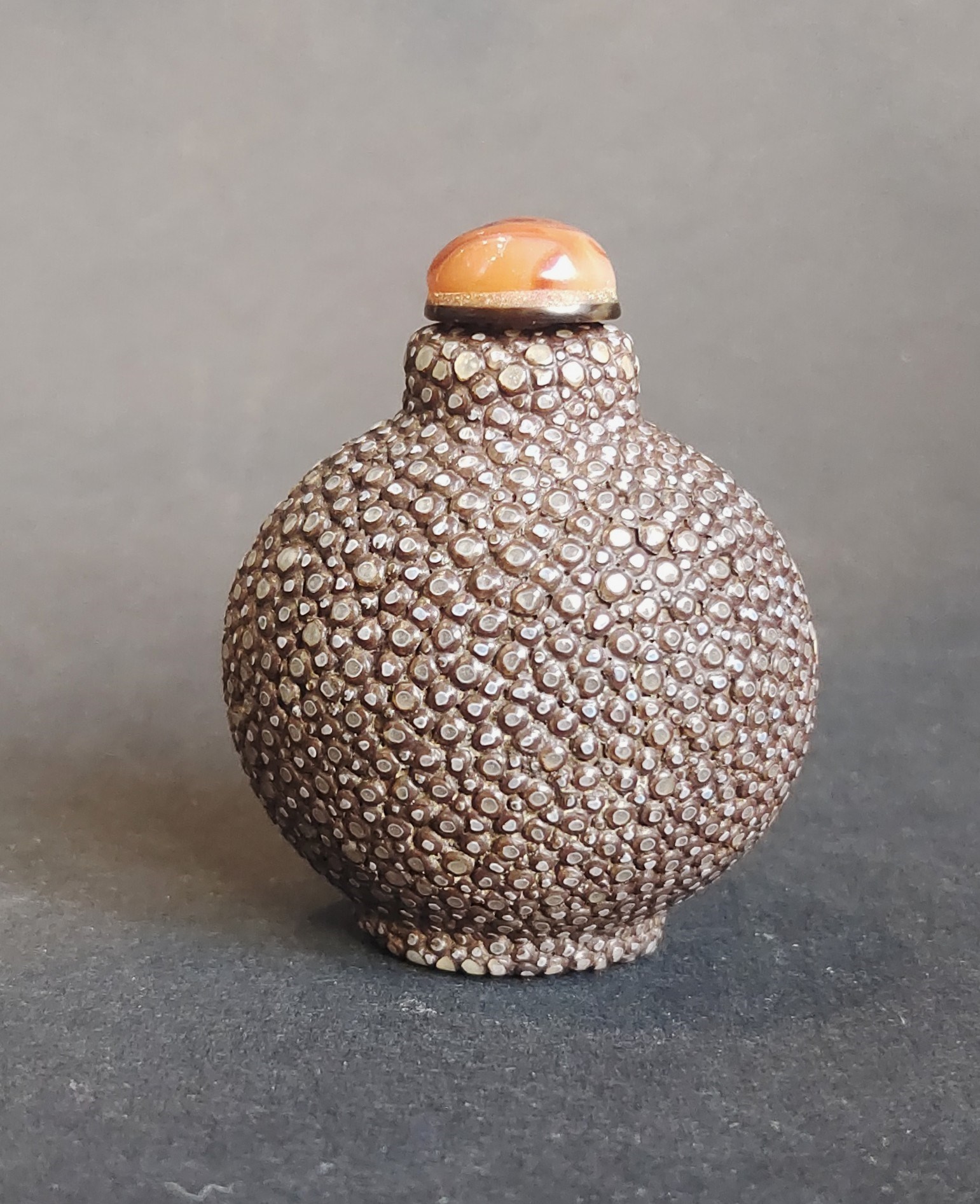 Snuffbottle in ray  skin,  with globular shape 
China 19th century 
H 5.4cm 